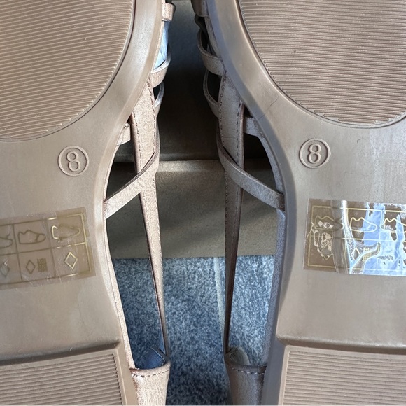 NIB Journee Collection Ekko Woven Flats Vegan Leather Size 8 Tan Beige Sandals - Picture 7 of 11